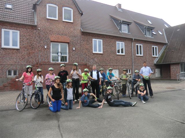 Neue Fahrradhelme - Schule Pellworm